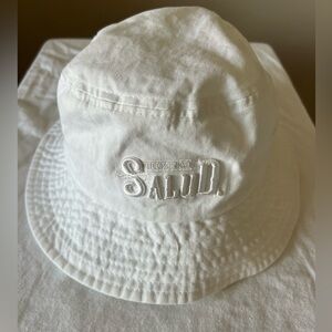 Salud bucket hat ~ New no tags 🏷️